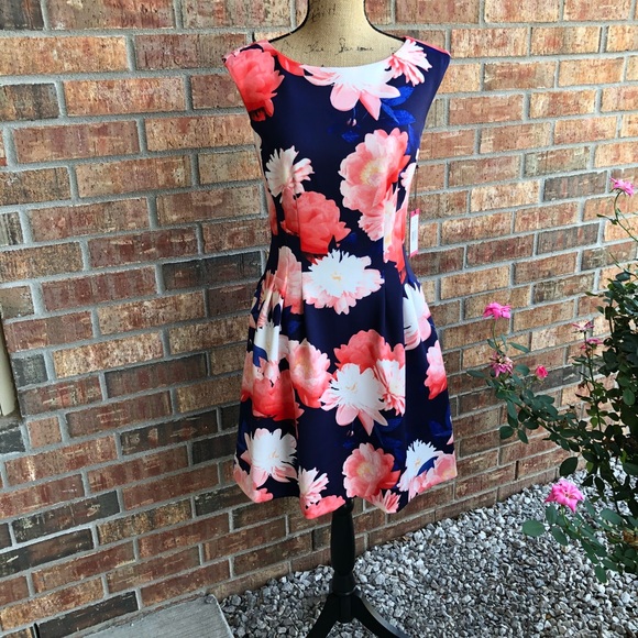 Vince Camuto Dresses & Skirts - 🌺Floral Sleeveless Dress